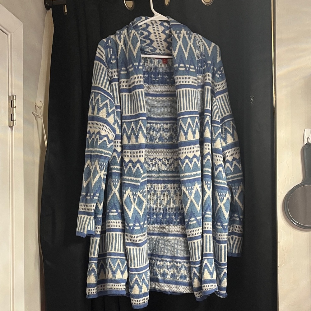 NWOT Liz Claiborne Blue and White Patterned Cardigan
